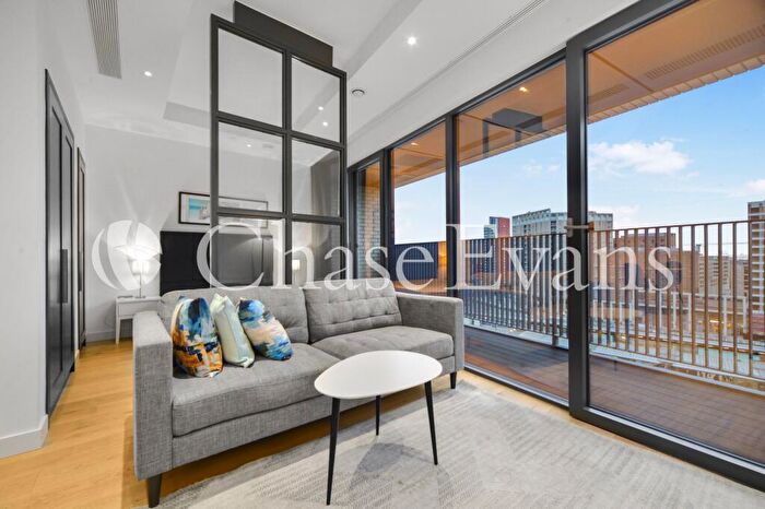 Flat To Rent In City Island Way, Canning Town, London, E14