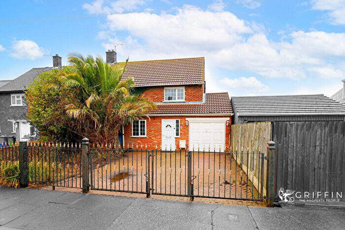 3 Bedroom Semi Detached House For Sale In Blackthorn Road, Stifford Clays, Grays, RM16