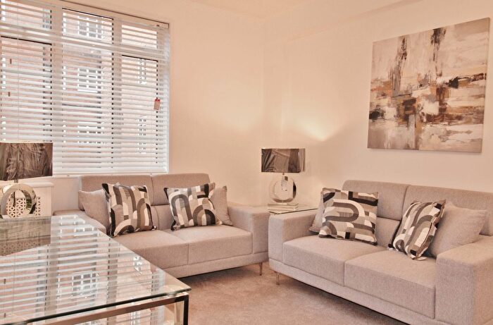 2 Bedroom Flat To Rent In Latymer Court, Hammersmith Road, Hammersmith, W6