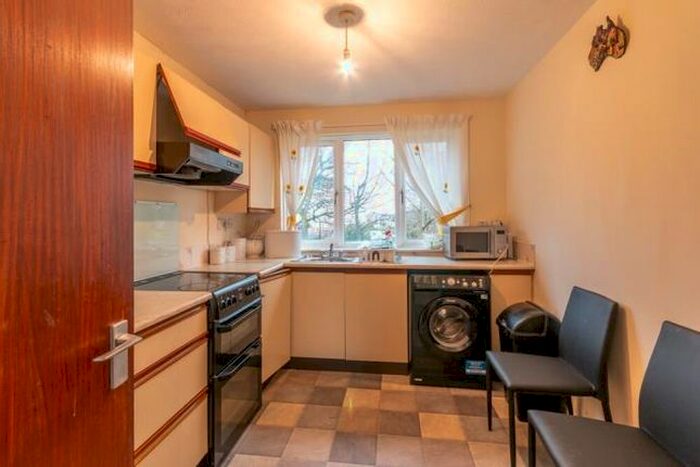 2 Bedroom Flat To Rent In West Winnelstrae, Edinburgh, EH5