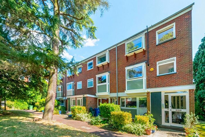 3 Bedroom Maisonette For Sale In College Road, London, SE21