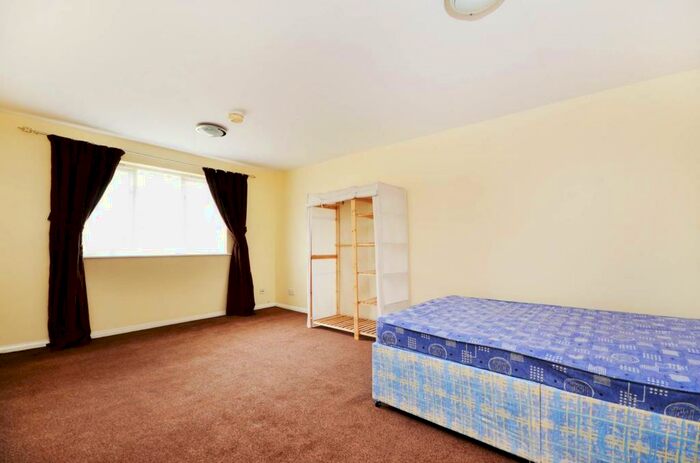 Studio To Rent In Ruston Road, Woolwich, London, SE18