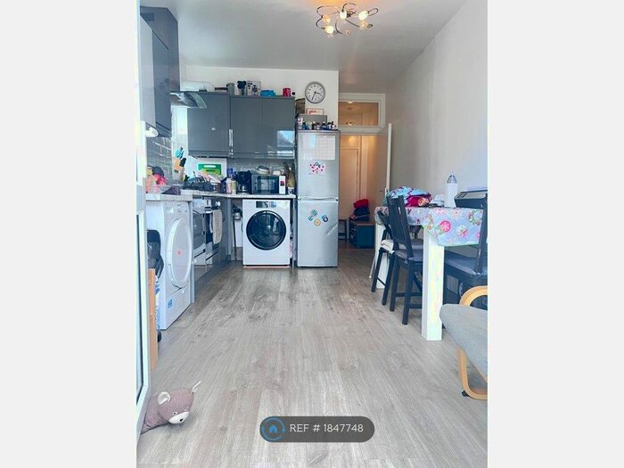 2 Bedroom Flat To Rent In Rathfern Road, London, SE6