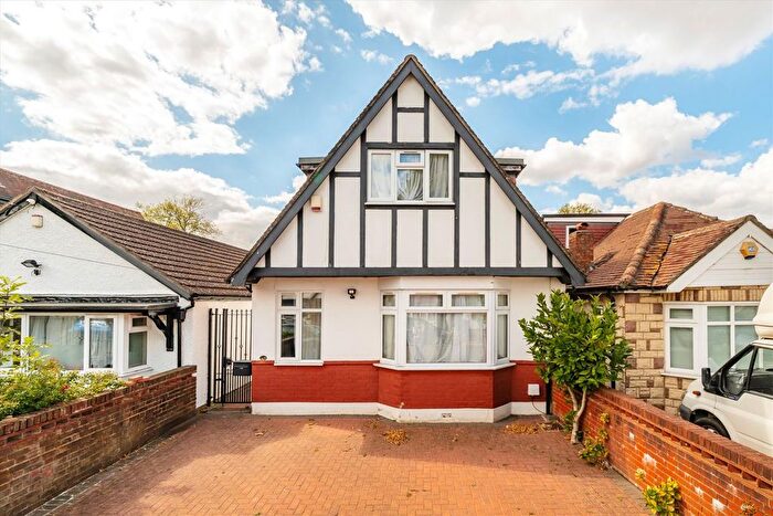 3 Bedroom Flat To Rent In Millet Road, Greenford, UB6
