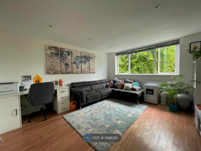 2 Bedroom Flat To Rent In Queen's Drive, London, N4