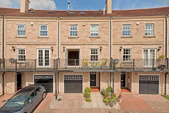 5 Bedroom Town House For Sale In Scalebor Square, Burley In Wharfedale, LS29