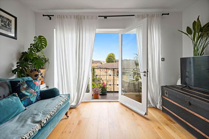 2 Bedroom Flat To Rent In Clephane Road, London, N1