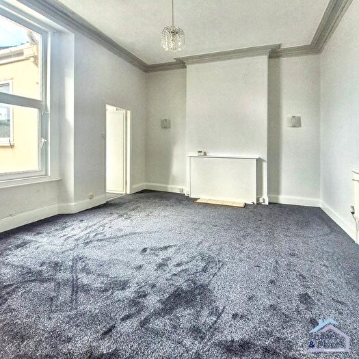2 Bedroom Flat To Rent In Ashcombe Road, Weston Super Mare, BS23