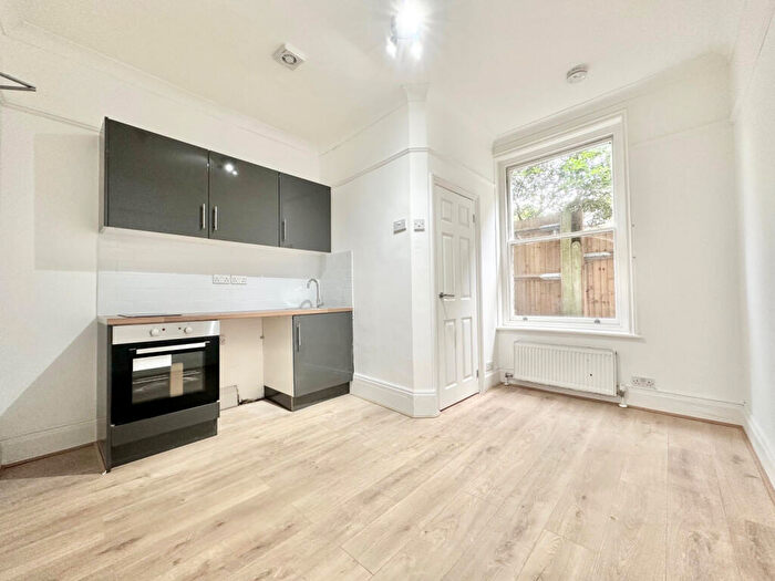 Flat To Rent In Lyncroft Gardens, NW6