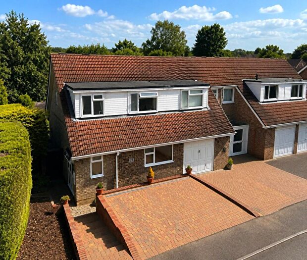 3 Bedroom End Of Terrace House For Sale In Woburn Close, Stevenage, SG2