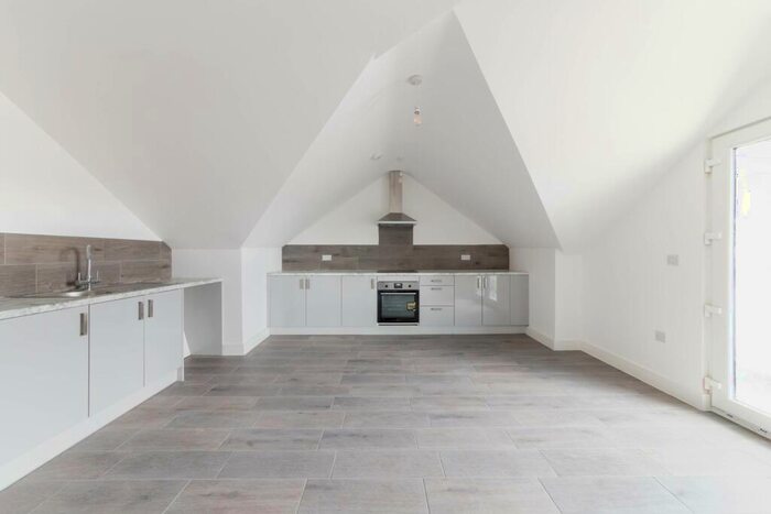 2 Bedroom Flat To Rent In Cricket Road, Cowley, OX4