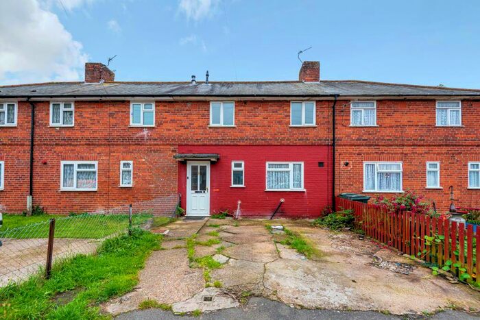 3 Bedroom Terraced House To Rent In Laburnham Gardens, Reading, RG2