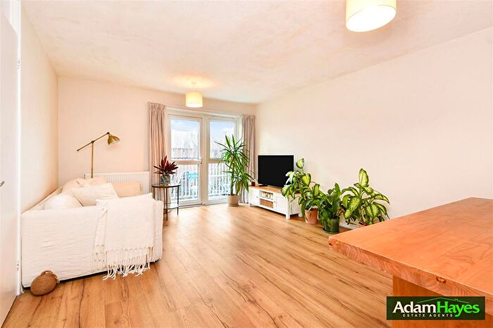 2 Bedroom Flat For Sale In Springfield Close, North Finchley, N12