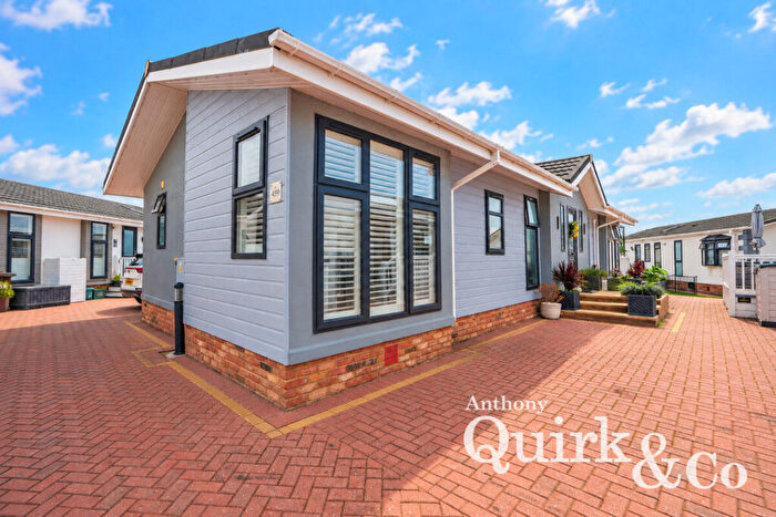2 Bedroom Park Home For Sale In Elm Way, Wickford, SS11