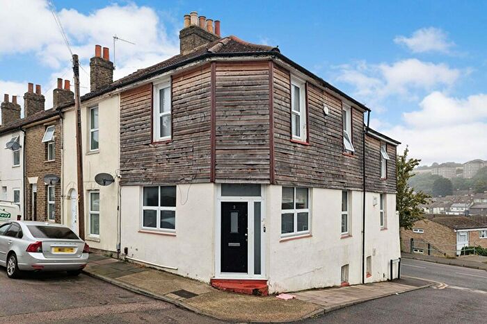 3 Bedroom End Of Terrace House For Sale In East Street, Chatham, Kent, ME4