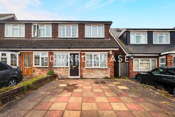 4 Bedroom Semi-Detached House To Rent In Tryfan Close, Redbridge, IG4