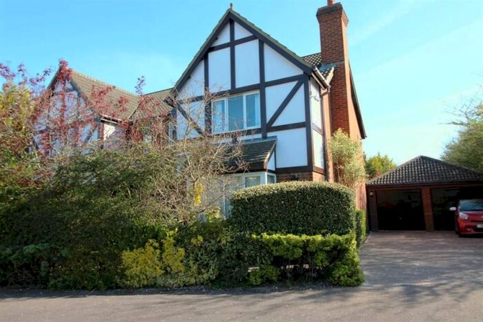 5 Bedroom Detached House To Rent In Badgers Gate, Dunstable, LU6