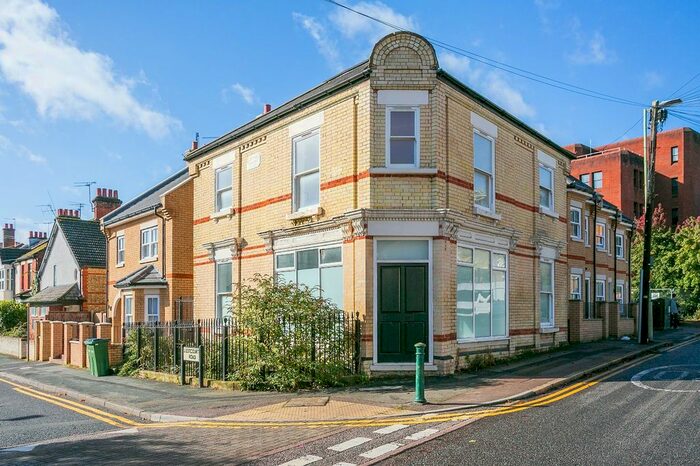 2 Bedroom Maisonette To Rent In St Johns Road, Watford, Hertfordshire, WD17