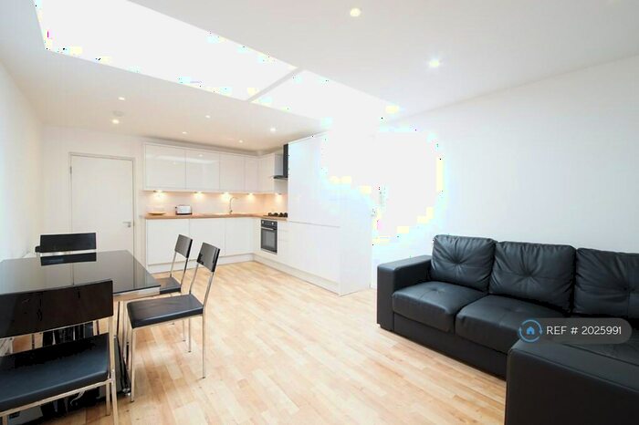 2 Bedroom Flat To Rent In Rosebank Gardens, London, E3
