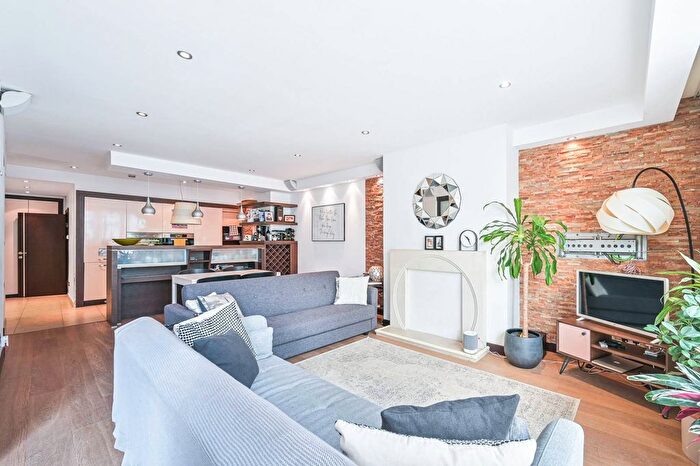 3 Bedroom Flat To Rent In Priory Road, West Hampstead, London, NW6