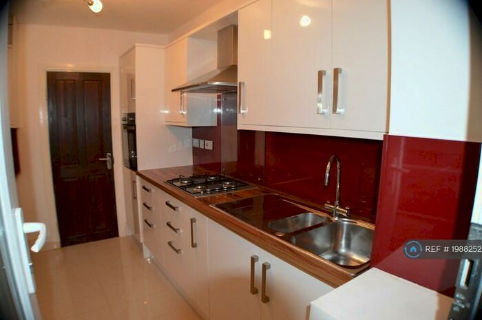 3 Bedroom Flat To Rent In Warwick Gardens, London, CR7