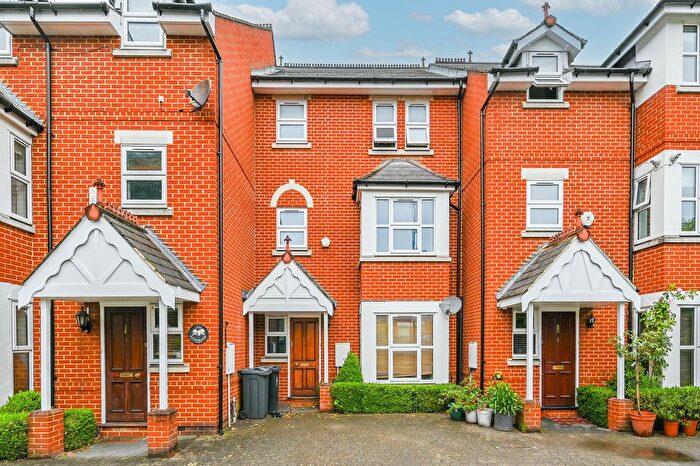 4 Bedroom Property To Rent In Sutton Court Road, Grove Park, London, W4