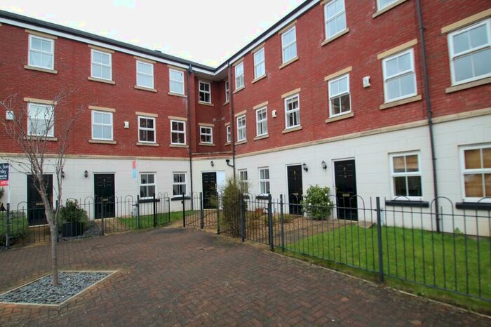 2 Bedroom Flat To Rent In Mansion Gate Square, Leeds, West Yorkshire, Uk, LS7