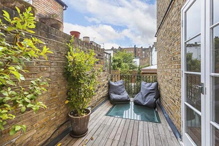 3 Bedroom Property To Rent In Wallgrave Road, London, SW5