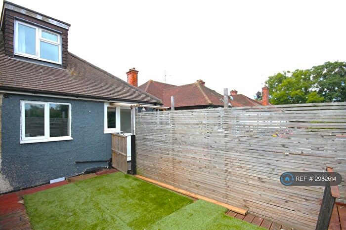 3 Bedroom Flat To Rent In New Haw, Addlestone, KT15