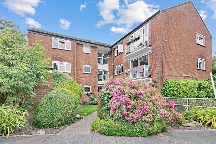 1 Bedroom Flat For Sale In Newlands Crescent, East Grinstead, RH19