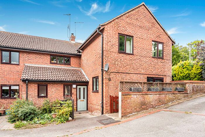 2 Bedroom Maisonette For Sale In Oak Piece, Welwyn, Hertfordshire, AL6