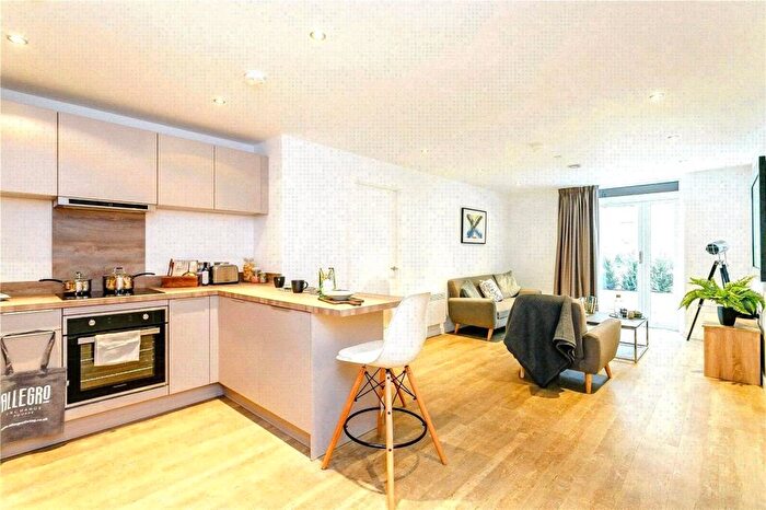 3 Bedroom Apartment To Rent In Exchange Square, The Priory Queensway, Birmingham, West Midlands, B4