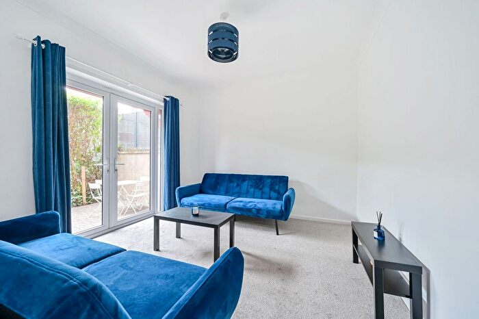 3 Bedroom Flat To Rent In Gladebury Court, Wimbledon, London, SW19