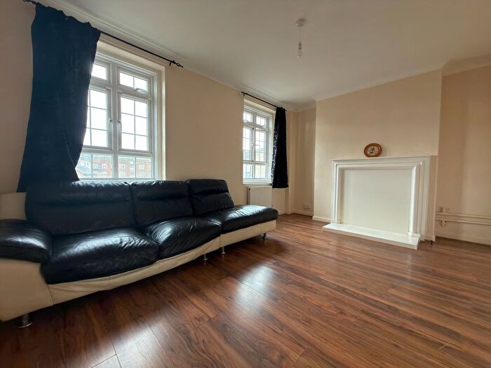 3 Bedroom Flat To Rent In Hazelhurst Road, London, SW17