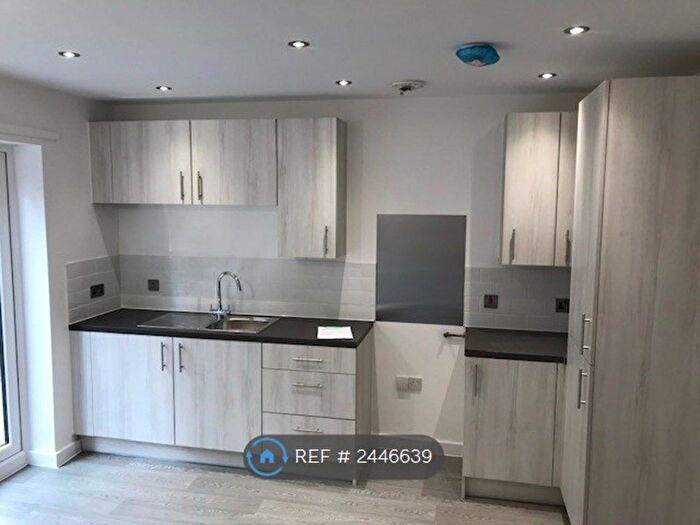 3 Bedroom Semi-Detached House To Rent In Avenue Street, Bolton, BL1