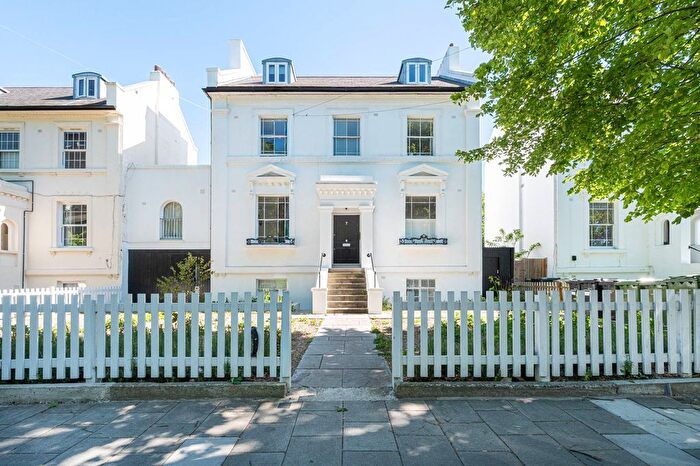 2 Bedroom Flat To Rent In Moorland Road, Brixton, London, SW9