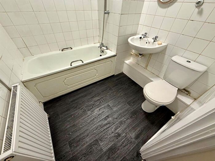 1 Bedroom Flat To Rent In Whytecote End, Wyke, Bradford, BD12