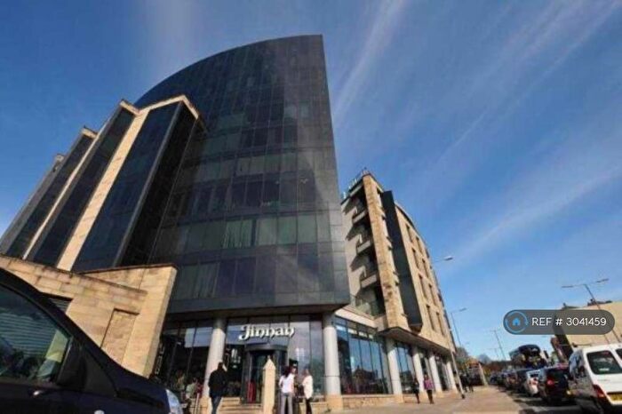 2 Bedroom Flat To Rent In The Gatehaus, Bradford, BD1