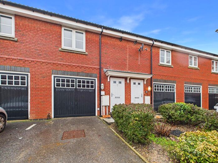 2 Bedroom Maisonette To Rent In Rawlinson Road, Crawley, RH10