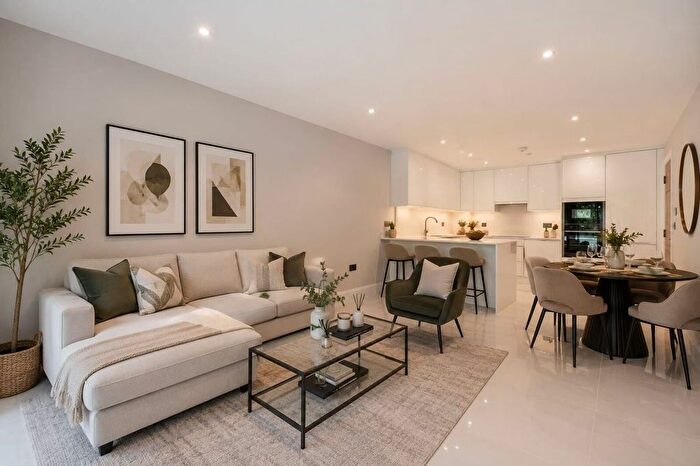2 Bedroom Flat To Rent In Merton Road, South Wimbledon, London, SW19
