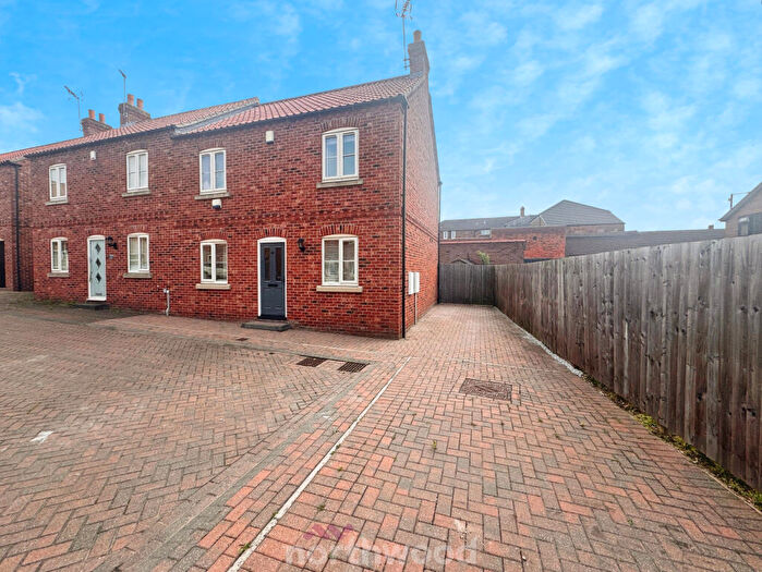 3 Bedroom End Of Terrace House For Sale In Waverley Court, Thorne, Doncaster, DN8