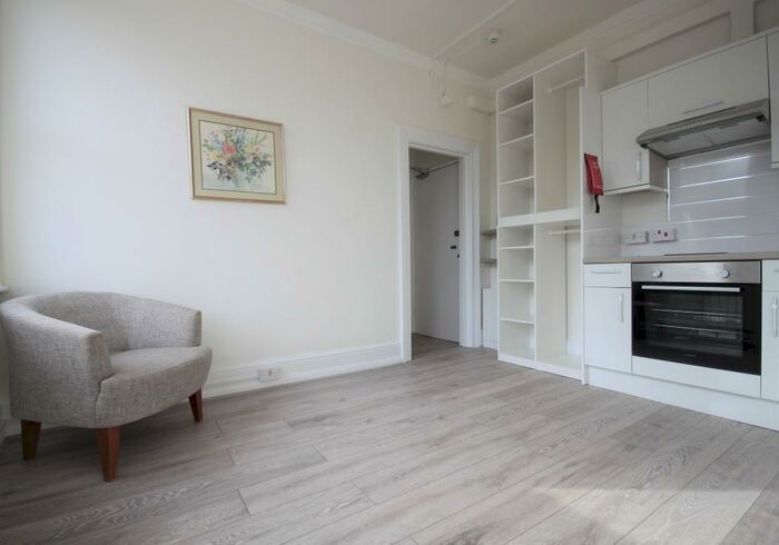 Studio To Rent In Torrington Park, Finchley, London, N12
