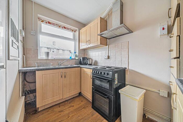 2 Bedroom Flat For Sale In Southey Road, Oval, London, SW9