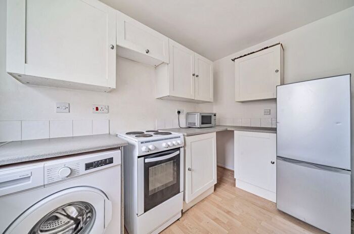 1 Bedroom Flat For Sale In Felixstowe Court, Galleons Lock, E16