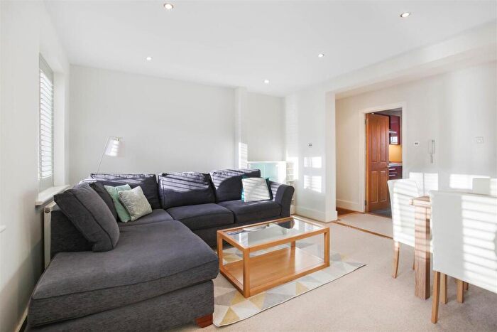 2 Bedroom Flat For Sale In Christchurch Park, Sutton, SM2