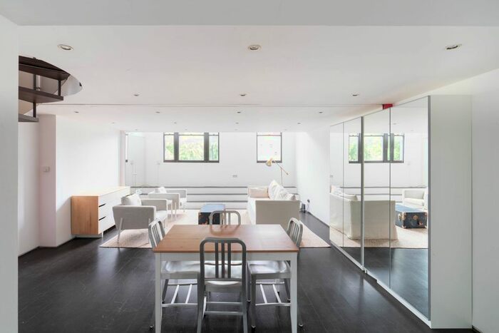 2 Bedroom Maisonette To Rent In Kempsford Gardens, London, SW5