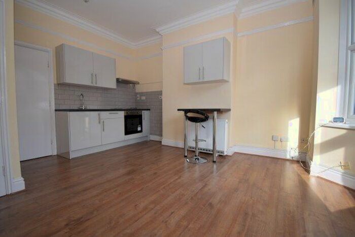 1 Bedroom Flat To Rent In Glenfield Road, Leicester, LE3