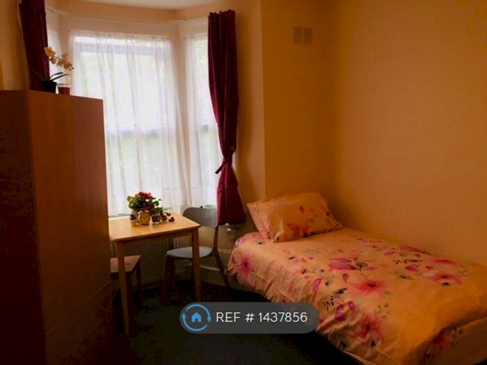 Studio To Rent In Birstall Road, London, N15