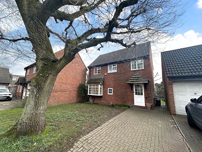 3 Bedroom Detached House To Rent In Pastures Mead, Uxbridge, Hillingdon, UB10