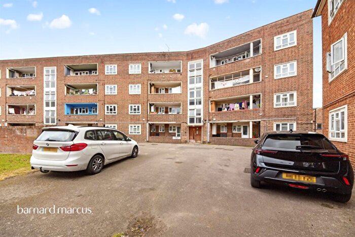 3 Bedroom Flat For Sale In Colney Hatch Lane, London, N10